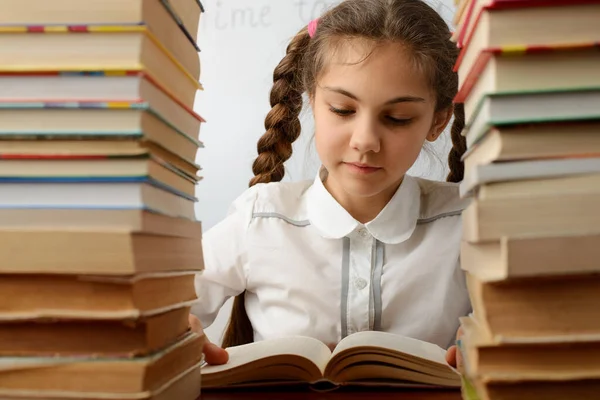 Estudante Entre Pilhas Livros Uma Menina Ler Livro Conceito Educação — Fotografia de Stock