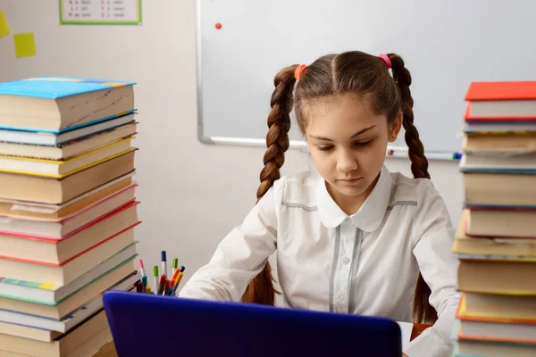 Geconcentreerde Meisje School Leerling Voor Bereiden Lessen Woorking Moderne Laptop — Stockfoto