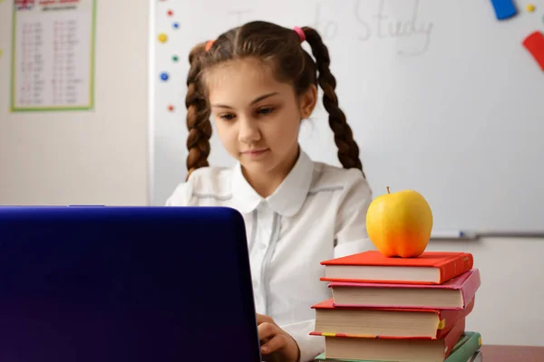 Iskolás Lány Dolgozik Laptopon Osztályteremben Modern Technológiák Oktatás Területén — Stock Fotó