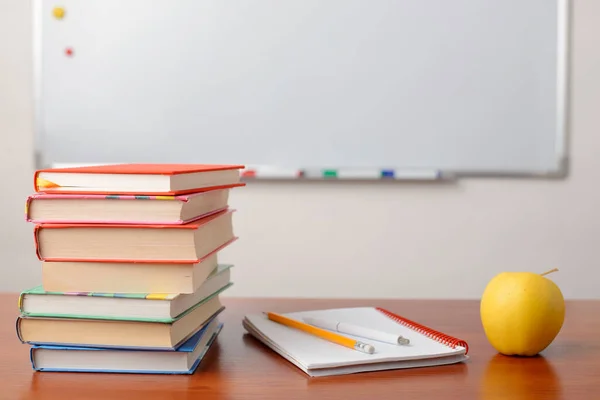 Begrip Schoolonderwijs Schoolbureau Met Een Stapel Boeken Een Oefenboek Een — Stockfoto