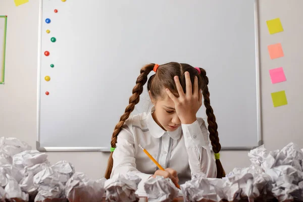 Kleine Scholier Die Goed Nadenkt Brainstormt Het Idee Weet Niet — Stockfoto