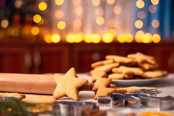 Pão Gengibre Forma Estrela Árvore Natal Mesa Biscoitos Saborosos Frescos — Fotografia de Stock