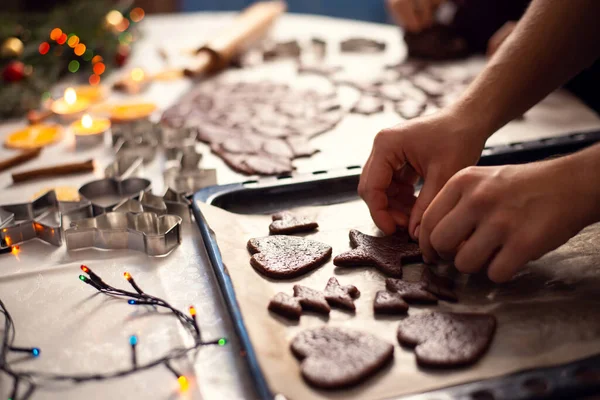 Mãos Uma Jovem Cozinhando Biscoitos Uma Véspera Natal Celebrando Natal — Fotografia de Stock