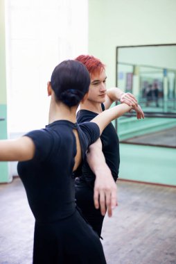 Dans salonunda performanslarını sergileyen iki dansçı. Dans etmeyi öğrenmek, dans konusunda ustalaşmak.