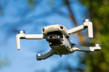 Uçuş sırasında küçük bir dron. Havada küçük gelişmiş otonom uçaklar