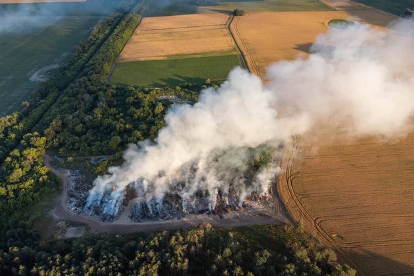 Безпілотне Фото Спалюваних Відходів Місці Сміття Запилення Повітря Небезпечними Токсичними — стокове фото