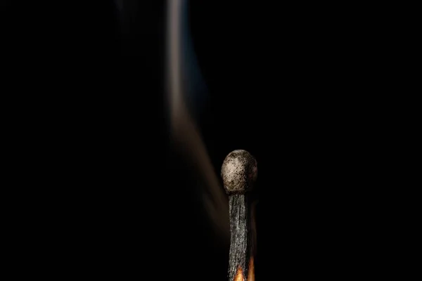 Fósforo Queimado Solitário Com Ligeiro Fumo Contra Fundo Preto Conceito — Fotografia de Stock