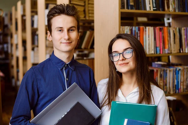 Retrato Dois Alunos Biblioteca Estudantes Universitários Que Estudam Biblioteca — Fotografia de Stock