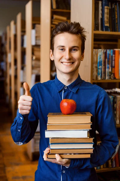Χαμογελαστή Φοιτήτρια Ένα Σωρό Βιβλία Σπουδάσει Και Ένα Μήλο Στην — Φωτογραφία Αρχείου