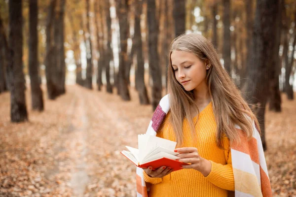 Menina Loira Bonita Com Livro Suas Mãos Parque Outono Menina — Fotografia de Stock