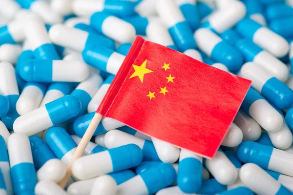 Čínská Vlajka Modrých Bílých Pilulkách Pojem Negativní Zdravotní Situace Mezi — Stock fotografie