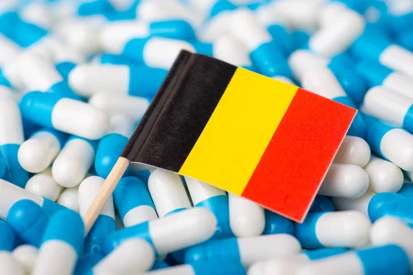 Laç Yığınları Üzerinde Belçika Bayrağı Ülke Vatandaşları Arasında Olumsuz Sağlık — Stok fotoğraf