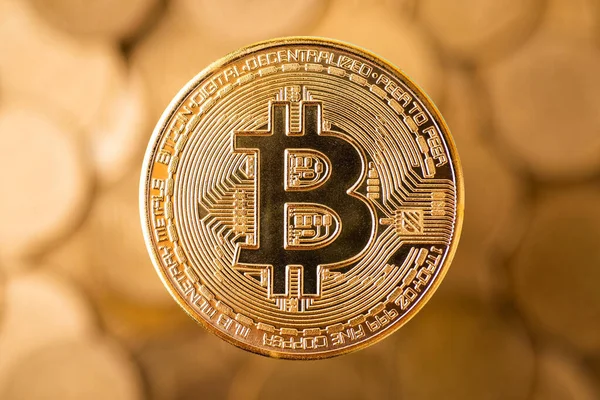 Altın sikkelerin arka planında Bitcoin 'in yakın plan fotoğrafı. Kripto para birimi, elektronik bankacılık,