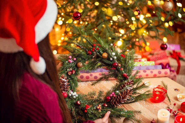 손으로 크리스마스 트리를 장식된 크리스마스 트리로 화환을 소녀의 크리스마스 스스로 — 스톡 사진