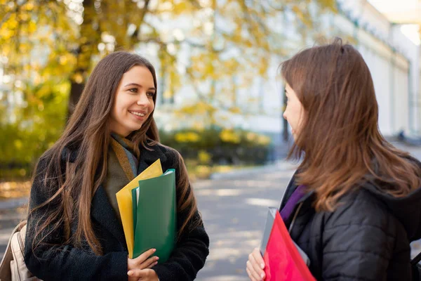 Två Glada Kvinnliga Studenter Samtalar Universitetsområdet Solig Höstmorgon Studiekoncept — Stockfoto