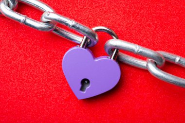 İki parça zincir tutan kalp şeklinde kilit. İki insanı bir arada tutmayı seviyorum.