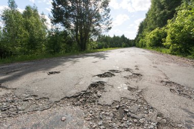 Bir sürü çukur olan berbat bir yol.