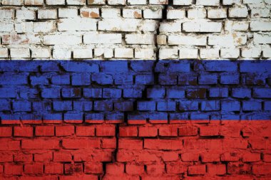 Ortasında çatlak olan Rusya bayrağı. Temerrüt kavramı, ekonomik, siyasi yaptırımlar, ülkenin uluslararası izolasyonu yüzünden Rusya ekonomisinde kriz