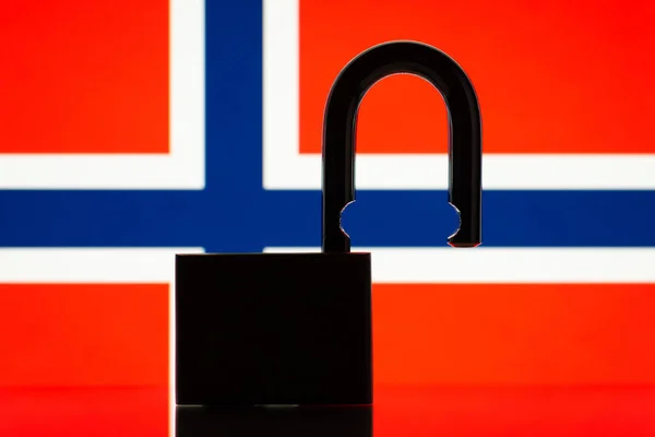 Norveç Bayrağının Arka Planında Açık Kilit Açık Veya Kapalı Sınır — Stok fotoğraf