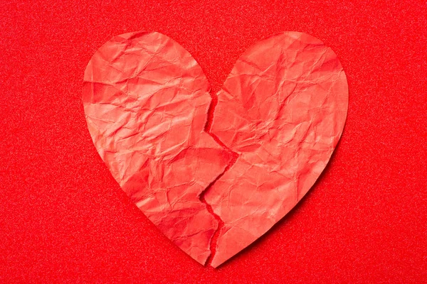 Shora Dolů Záběr Červeného Papírového Srdce Roztrhaného Červeném Pozadí Nesdílená — Stock fotografie