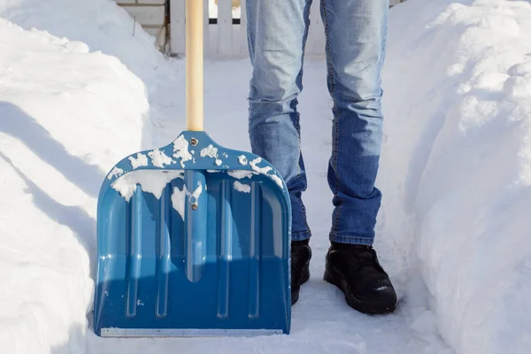 両側に大きな雪の銀行と狭い道に立って家の前で雪をシャベルした後 若い男 午前中の吹雪の後に雪をきれいにする — ストック写真