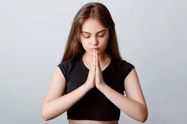 Schöne Junge Mädchen Schwarzem Kurzen Hemd Die Hände Zusammen Beten — Stockfoto