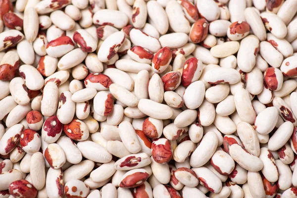 Beyaz ve kırmızı fasulyelerin arka planı. Çiğ kayısı pişirmeye hazır.