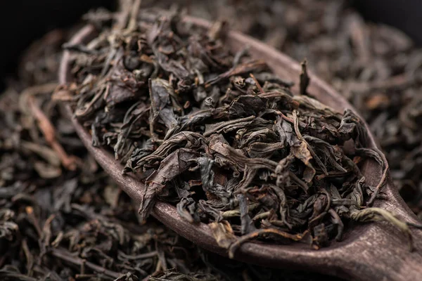 Tahta Kaşıkta Siyah Kurutulmuş Çay Yaprakları Yakın Çekim Çay — Stok fotoğraf