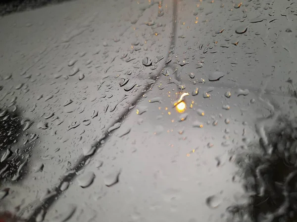 不要把雨水集中在车窗上 — 图库照片