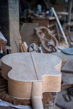 Akçaağaçtan yapılmış el yapımı ahşap bir gitar yapma süreci ve kalitesi üreticiye göre düşük olmayan spruss.