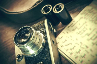 İki film rulosu ve çekim listesi olan klasik fotoğraf makinesi.