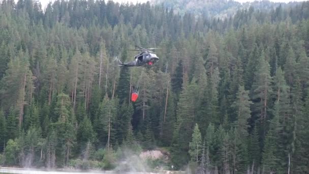 Zminica Montenegromontenegro August 2021 Helicopter Collects Water Lake Extinguish Fire — Vídeo de stock