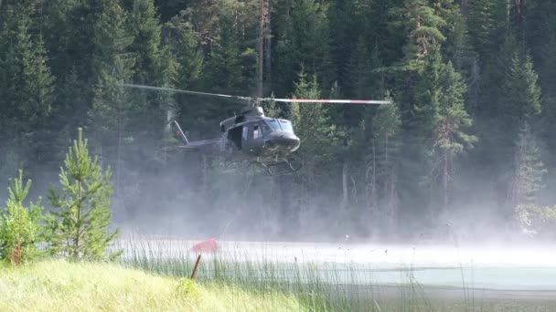 Zminica Montenegromontenegro August 2021 Helicopter Collects Water Lake Extinguish Fire — Vídeo de stock