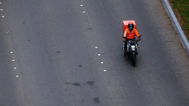 Abu Dabi, Abu Dabi, Birleşik Arap Emirlikleri, 1 Ocak 2022: Ebu Dabi 'deki Hamdan bin Mohammed Caddesi' nde teslimatçı.