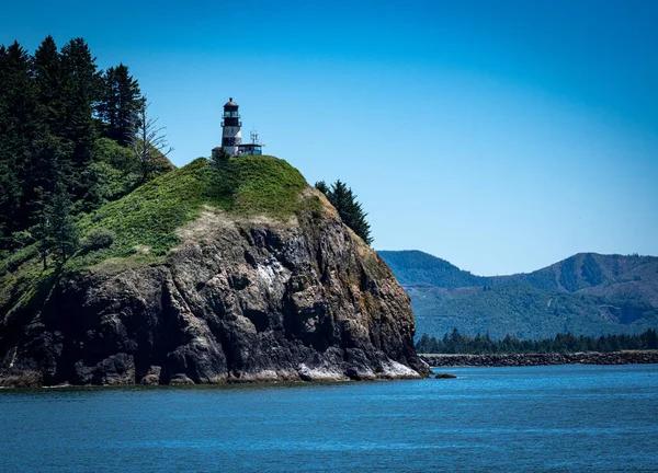俄勒冈州失望角的一座俯瞰大海的悬崖上的灯塔 — 图库照片