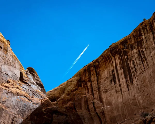 White Jet Contrail Rocky Red Cliff — Stockfoto