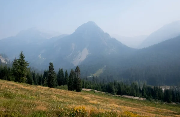 Humo Incendio Forestal Que Oscurece Las Montañas Snoqualmie Pass Fuera — Foto de Stock