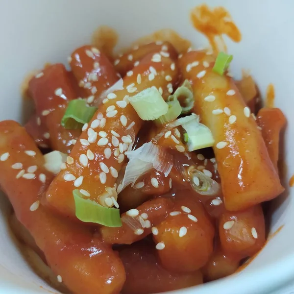 Korean Rice Cake Stick Spicy Sauce Tteokbokki Served Green Onion — Stock Photo, Image
