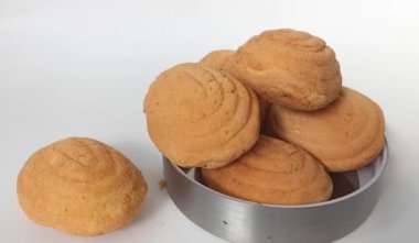 Bolu Klemben beyaz arka planda bir tabakta. Geleneksel Endonezya Mutfağı Madeleine. Malezya 'da Bahulu olarak bilinir..