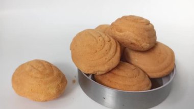 Bolu Klemben beyaz arka planda bir tabakta. Geleneksel Endonezya Mutfağı Madeleine. Malezya 'da Bahulu olarak bilinir..