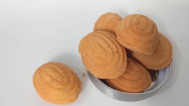 Bolu Klemben beyaz arka planda bir tabakta. Geleneksel Endonezya Mutfağı Madeleine. Malezya 'da Bahulu olarak bilinir..