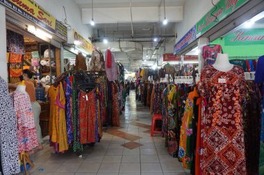 Solo, Endonezya - 16 Temmuz 2022. Pusat Grosir Solo Market 'in içinde. Şehirdeki birçok Batik pazarından biri. Ucuz ve uygun fiyatlı giysileriyle tanınır..