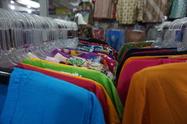 Solo, Endonezya - 16 Temmuz 2022 Pusat Grosir Solo Market 'te Batik gömleği asma. Şehirdeki birçok Batik pazarından biri. Ucuz ve uygun fiyatlı olarak bilinir..