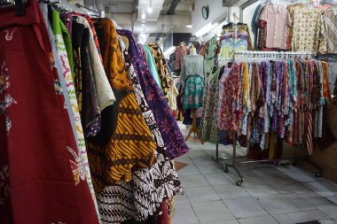 Solo, Endonezya - 16 Temmuz 2022 Pusat Grosir Solo Market 'te Batik gömleği asma. Şehirdeki birçok Batik pazarından biri. Ucuz ve uygun fiyatlı olarak bilinir..