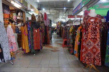 Solo, Endonezya - 16 Temmuz 2022. Pusat Grosir Solo Market 'in içinde. Şehirdeki birçok Batik pazarından biri. Ucuz ve uygun fiyatlı olarak bilinir..