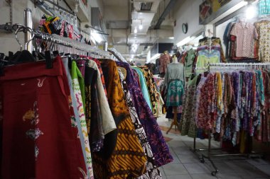 Solo, Endonezya - 16 Temmuz 2022 Pusat Grosir Solo Market 'te Batik gömleği asma. Şehirdeki birçok Batik pazarından biri. Ucuz ve uygun fiyatlı olarak bilinir..