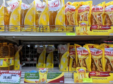 Yogyakarta, Endonezya - 22 Temmuz 2022. Süpermarkette sergilenen rafta pişirme yağı. Pamela Süpermarket.