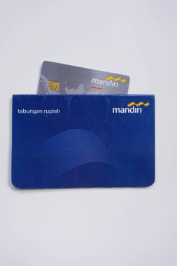 Yogyakarta, Endonezya - 17 Temmuz 2022. Banka Mandiri hesap defteri ve banka kartı resimleri. Kayıt defteri veya geçiş defteri, bir bankacı ve müşteri arasındaki işlemlerin bir kaydıdır..