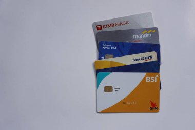 Yogyakarta, kimlik 17 Temmuz 2022. Beyaz arka planda çeşitli Endonezya bankamatik kartları. ATM kartı olarak da bilinir. Cimb Niaga, BSI, Mandiri, BCA, BTN ve BSI. Endonezya 'nın en popüler bankası.