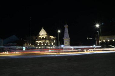 Yogyakarta, kimlik - 24 Eylül 2022. Tugu Jogja 'da Güzel Gece' nin bulanıklığı. Yavaş deklanşör ve otomatik odaklanma.